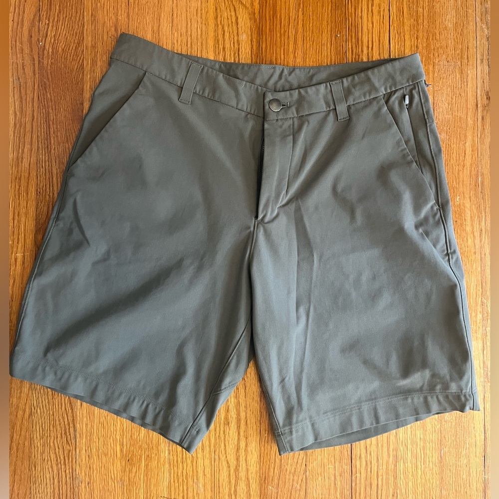 EUC Men's Lululemon Commission Short Slim 9” in Grey Sage